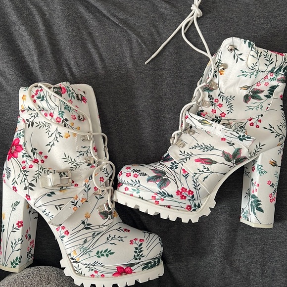 Liliana Shoes - New nerves work size 9